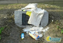 В Харькове памятник УПА забросали мусором
