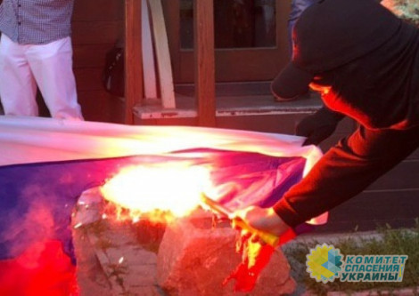 В Харькове националисты сожгли флаг РФ под офисом ОПЗЖ