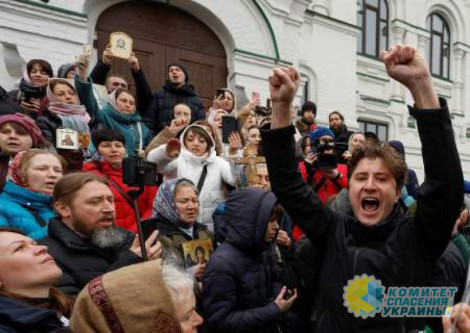 Верующие вновь пришли на защиту Киево-Печерской лавры