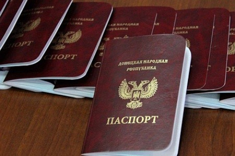 От украинских не отказываются, но ждут российские.Что жители Донецка говорят о паспортах ДНР?