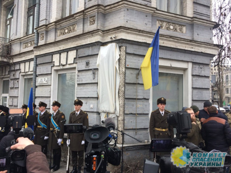 Азаров о шизофрении киевского режима: Открыли памятник Петлюре, который ликвидировал "Акт Злуки"