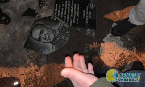 Радикалы помешали горожанам восстановить мемориальную доску маршалу Жукову в Одессе