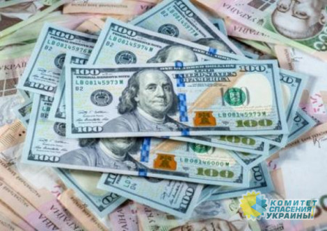 Украинцы продолжают «сливать» валюту