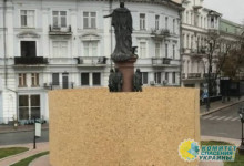 Памятник Екатерине II в Одессе оградили забором от вандалов-«патриотов»
