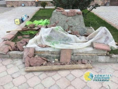 Накануне открытия: в Хмельницкой области разгромили памятник "героям АТО"