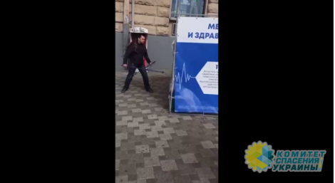 В Харькове украиноязычный гражданин одержимо разгромил агитпалатку Добкина