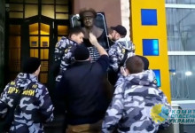 В центре Харькова националисты сняли мемориальную табличку бывшему офицеру КГБ