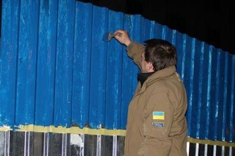 Забор у одесского Дома профсоюзов стал красно-черным
