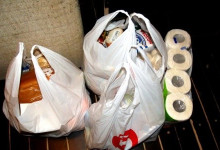 В Киеве банды нападают на людей с пакетами продуктов