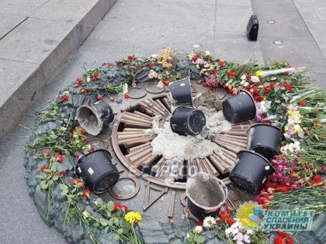 В Киеве вандалы залили цементом Вечный огонь в Парке Славы