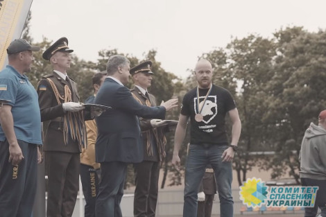 Каратель «Азова» объяснил отказ пожимать руку Порошенко