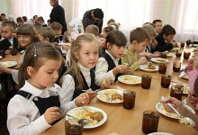 Яценюк запретил кормить детей в школах и детсадах