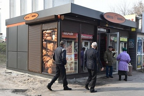 Киевский голодомор: люди воруют хлеб из социальных киосков