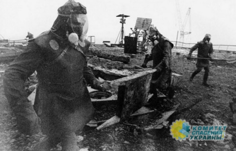 Азаров почтил память ликвидаторов аварии на Чернобыльской АЭС