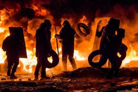 Янукович потребует расследовать гибель людей на Майдане