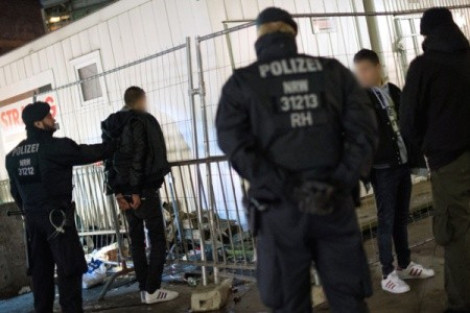 Мигранты-насильники поставили на место кёльнскую полицию: «Нас Меркель пригласила!»