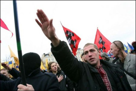 Нацисты не смогли разрушить памятник чекистам в Киеве и облили его краской