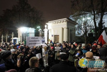 Активисты украинской диаспоры и гастарбайтеры дебоширили у посольства РФ в Варшаве