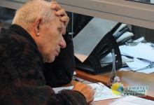 Украинских стариков заставляют выбирать между нищенской пенсией и мизерной зарплатой