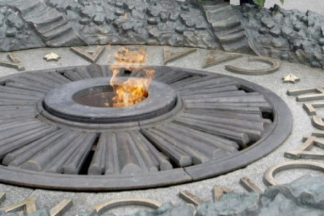 В Киеве изувечили Вечный огонь. Готовятся к 9 мая?