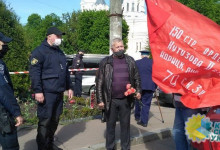 В Житомире бандеровцы набросились на красные флаги