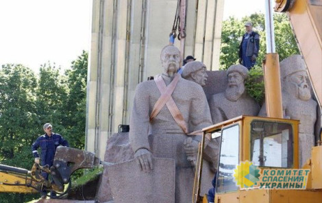 В Киеве снесли памятник участникам Переяславской рады