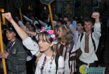 Азаров: В Украине пропагандируют «показушный» патриотизм