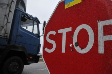 Украинские националисты продолжают блокаду автомобильных дорог