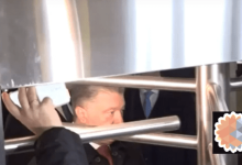 Женщина плюнула в лицо Порошенко: «Я желаю тебе ада!»