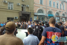 В Харькове националисты разгромили горсовет и бросили в мусорный бак заместителя Кернеса