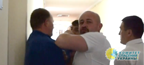 В Николаевском облсовете депутатов избивают прям на заседании комиссии В Николаевском облсовете депутатов избивают прям на заседании комиссии