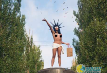  FEMEN ИЗОБРАЗИЛА "ШОКОЛАДНУЮ СВОБОДУ" В ЦЕНТРЕ КИЕВА