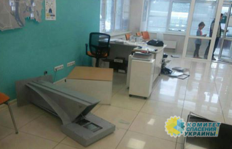 Из-за тарифов киевляне начали громить офисы Киевэнерго