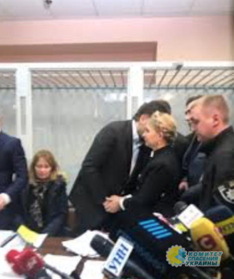 Саакашвили в тюрьме постоянно перешептывается с Тимошенко