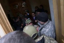 Граната, как аргумент в споре: депутат Соболев с бойцами АТО пытался прорваться в парламент