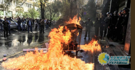В Киеве радикалы устроили атаку на Генпрокуратуру и побоище с охраной