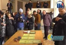 «Бунт на корабле»: волонтёры и «атошники» требуют отставки Порошенко и сдают свои награды