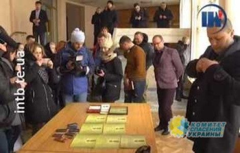 «Бунт на корабле»: волонтёры и «атошники» требуют отставки Порошенко и сдают свои награды