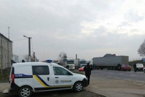 В Закарпатье украинские дальнобойщики блокируют российские фуры