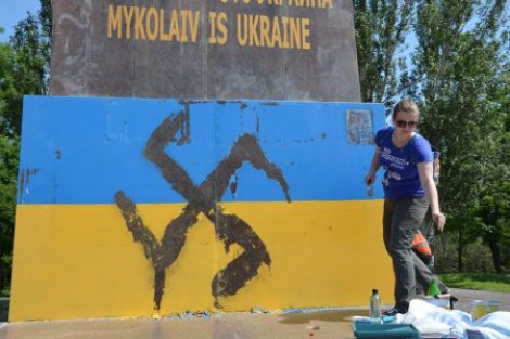 В Николаеве разрисовали свастикой флаг Украины