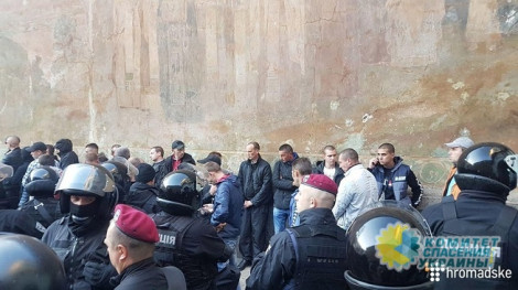 Около 100 человек задержаны на территории Киево-Печерской лавры