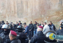 Около 100 человек задержаны на территории Киево-Печерской лавры