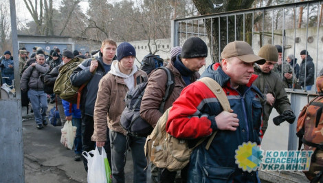 Украинцы бегут из военкоматы через окна