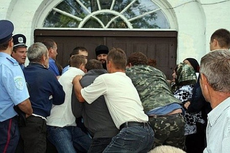 Украинская православная церковь осудила разбой и захват храмов